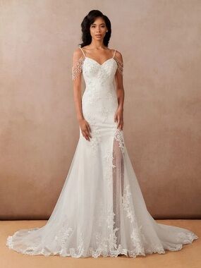 Azazie Saskia Diamond White Lace Bridal Gown SEE MEASUREMENTS